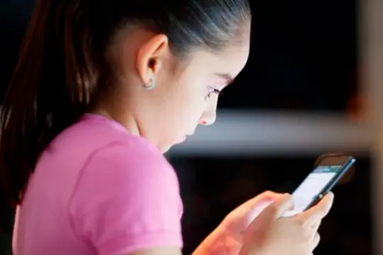 Pide magisterio a padres regular uso del teléfono en menores