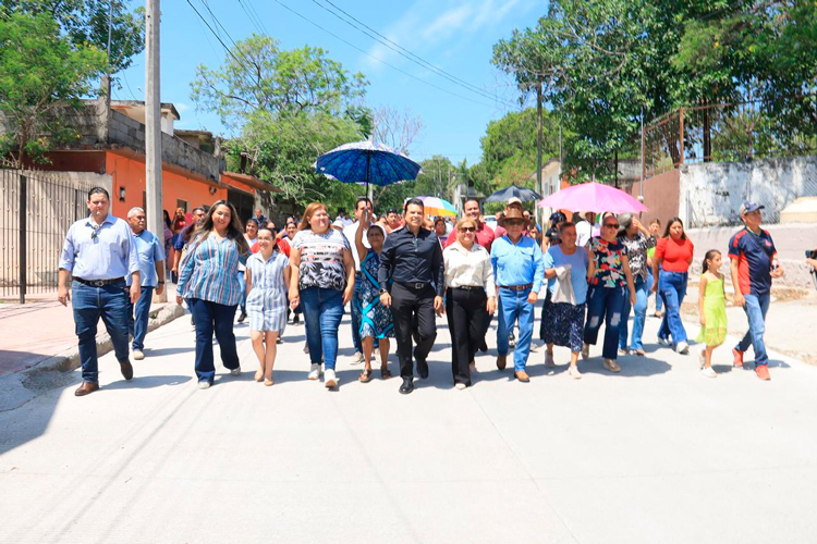 Inaugura alcalde calle de concreto hidráulico en colonia Tamatán