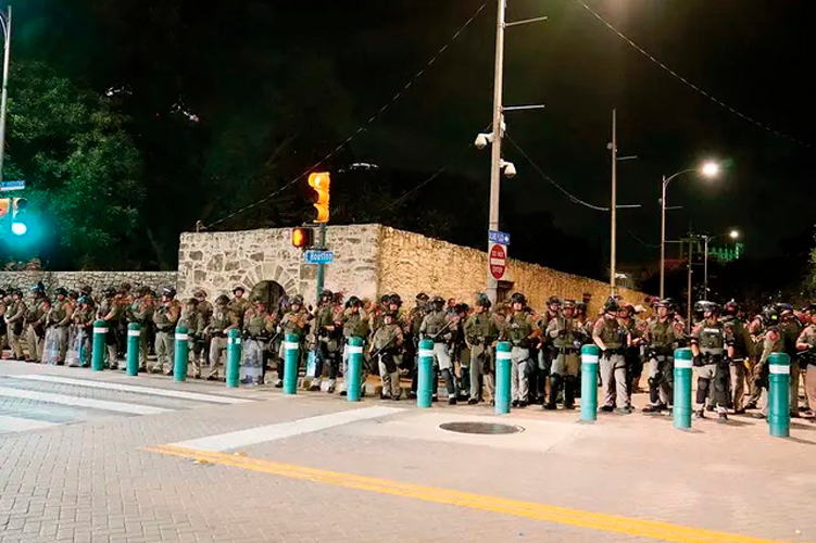 Texas levanta muro militar por protestas