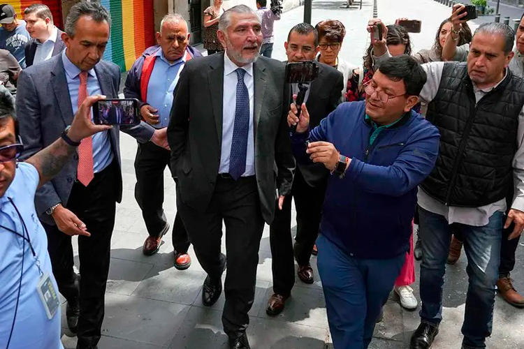 Gritan a Adán Augusto: “¡Ése de La Barredora!”; insiste en no dar declaraciones