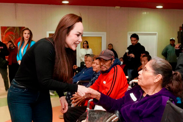 Carmen Lilia y DIF entregan aparatos funcionales y reciben donativo de 100 sillas de ruedas