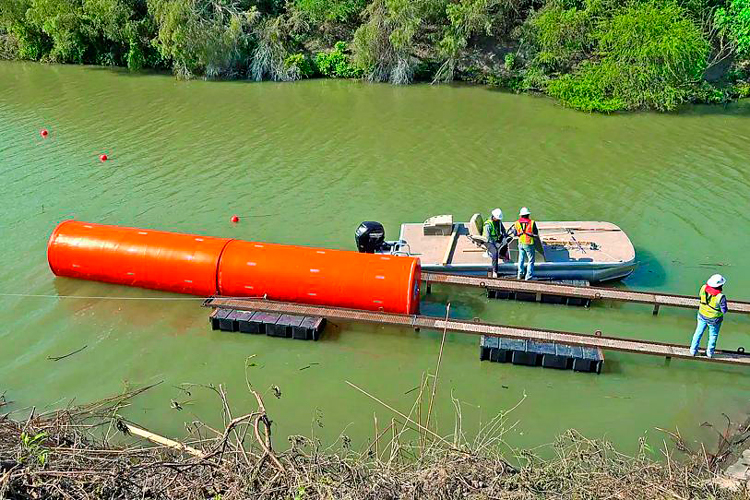 Instala EU 800 kms de un muro flotante en el río Bravo