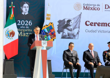 Carmen Lilia encabeza ceremonia del Día de la Bandera