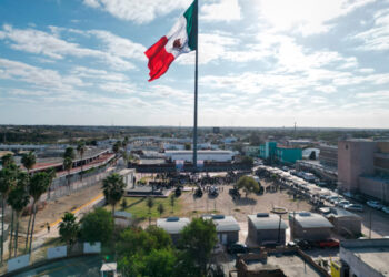 Carmen Lilia encabeza ceremonia del Día de la Bandera