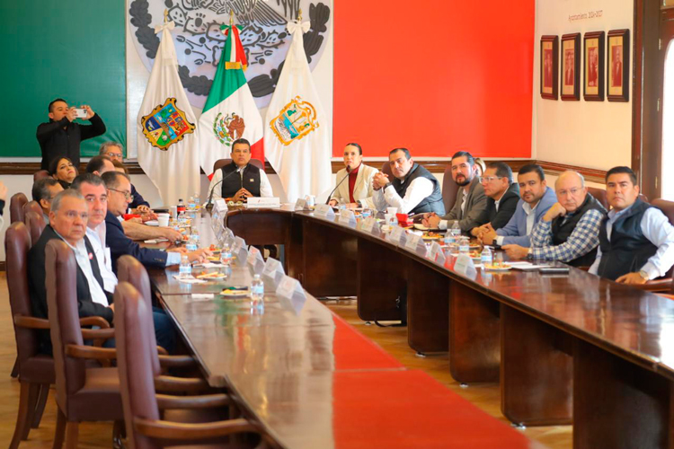 Reúne Lalo Gattás a líderes empresariales en mesa económica.