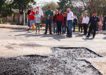 Patty Chío encabeza jornada de bacheo en el Poblado El Limón