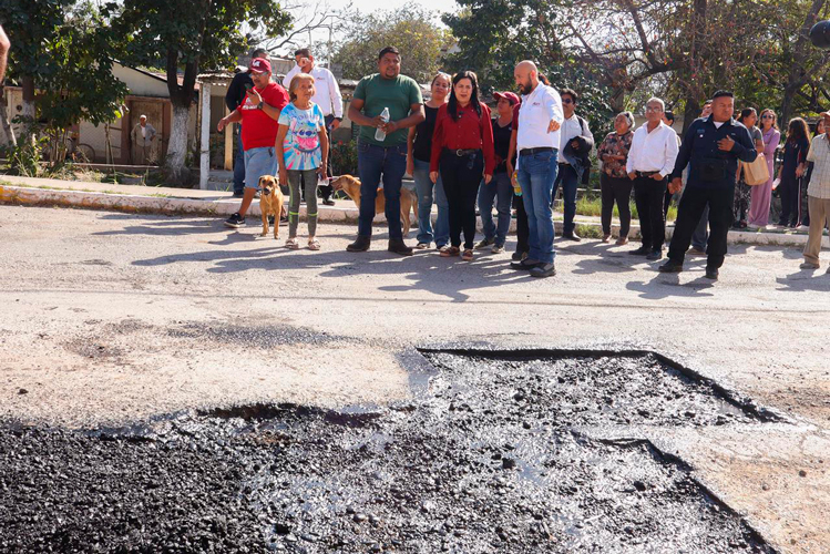 Patty Chío encabeza jornada de bacheo en el Poblado El Limón