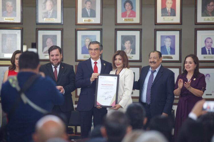 Reconocen trayectoria de docentes tamaulipecos