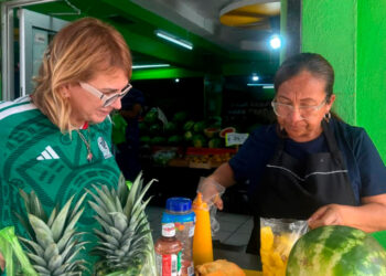 Magaly escucha a comerciantes