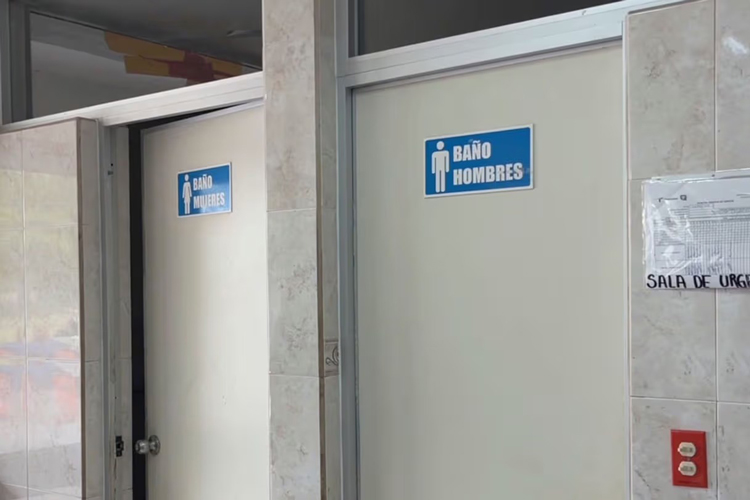 A sus 15 años, da luz en baños del IMSS Nuevo Laredo