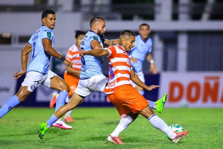Intenso duelo entre Correcaminos y Sporting