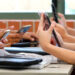Maestros quitarán celulares en escuelas