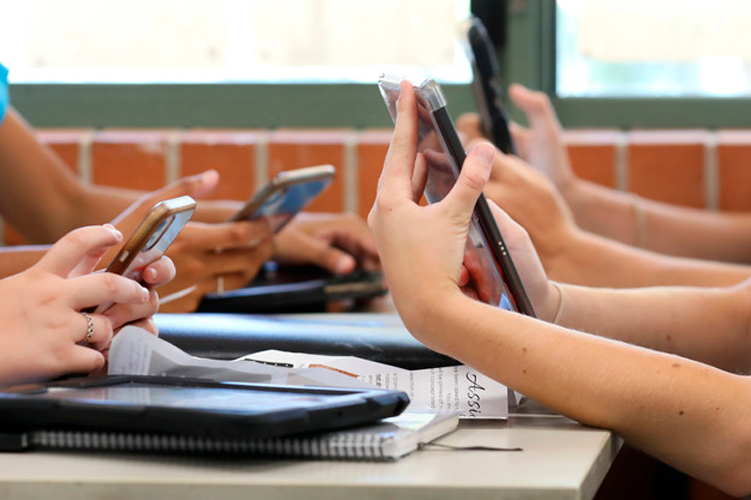 Maestros quitarán celulares en escuelas