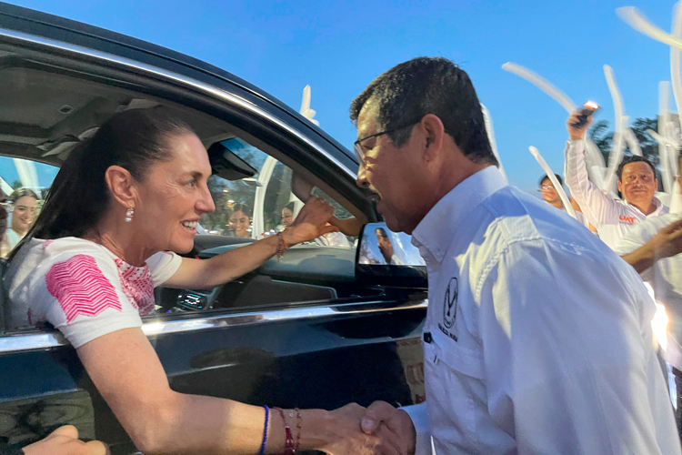 Sheinbaum reconoce a estudiantes de la UAT