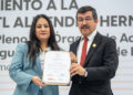 Egresada de la UAT recibe homenaje