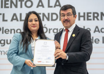 Egresada de la UAT recibe homenaje
