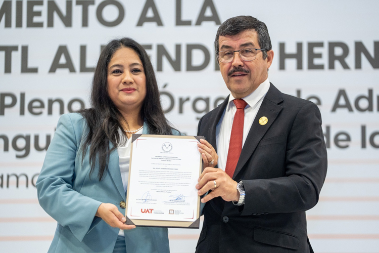Egresada de la UAT recibe homenaje