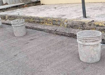 Van por “separadores” de lugares y chatarra en calles
