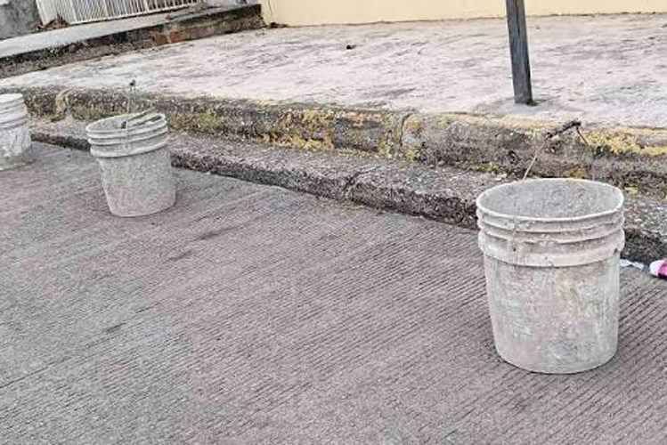 Van por “separadores” de lugares y chatarra en calles