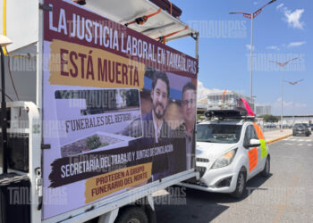 Protesta con ataúd frente a la Torre; exige justicia laboral