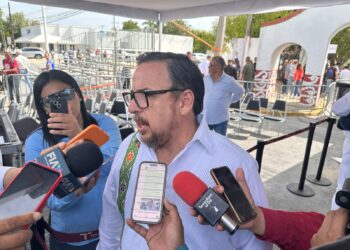 Más de 10 mil estudiantes participan en desfiles