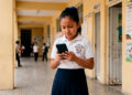 Más de 455 mil menores afectados por restricción de celulares