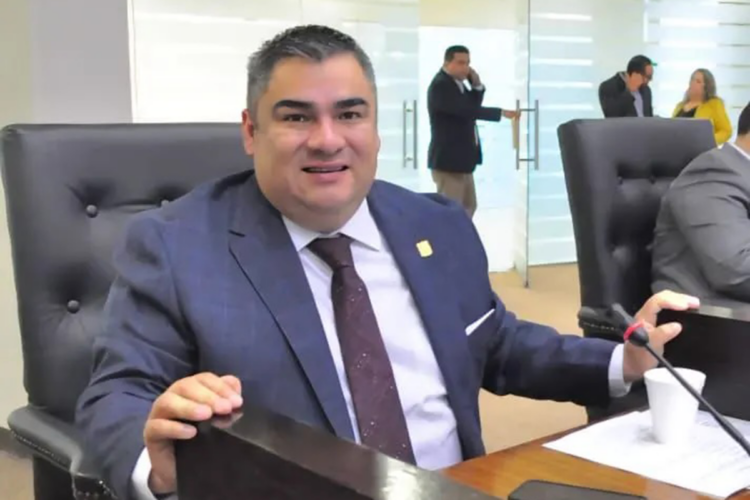 Isidro Vargas busca candidatura federal