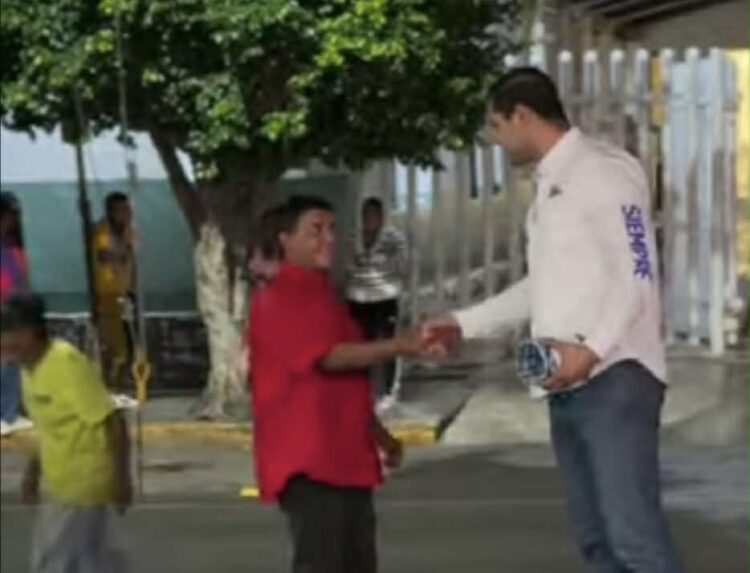 Jóvenes con ‘Tico’ apoyan a familias