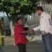 Jóvenes con ‘Tico’ apoyan a familias