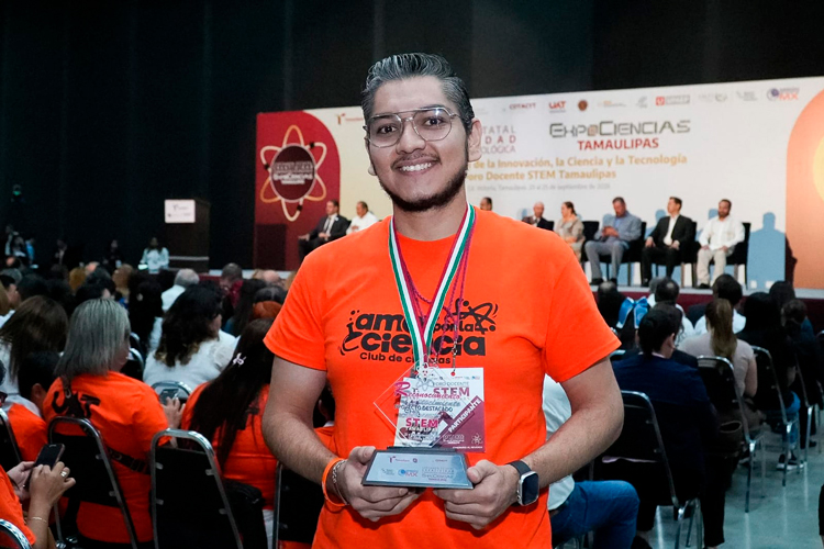 FDCSV crece con respaldo de Dámaso Anaya