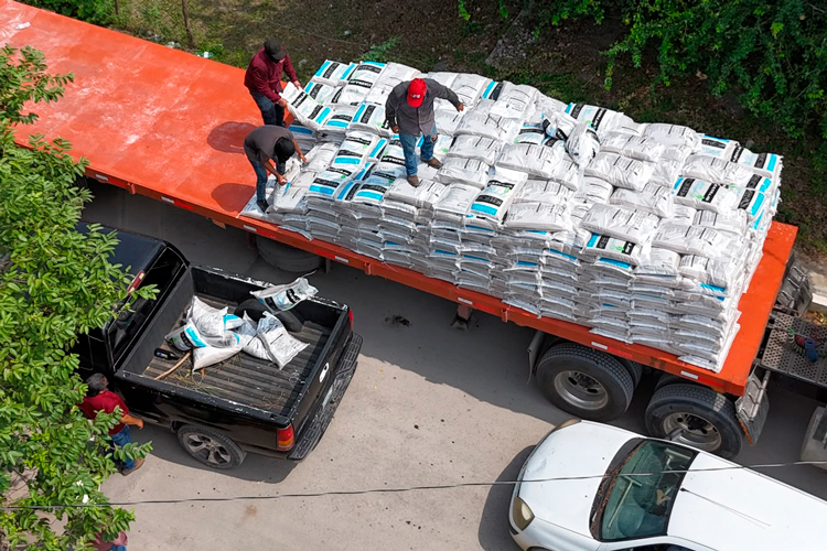 Entregan 99 toneladas de fertilizante en Llera