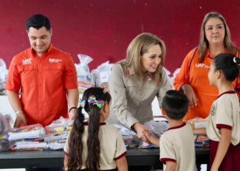 Familia UAT entrega útiles en comunidades rurales