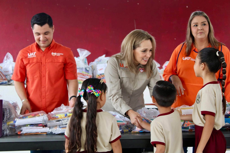 Familia UAT entrega útiles en comunidades rurales